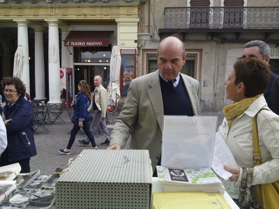 Anche il Rettore allo stand filatelico